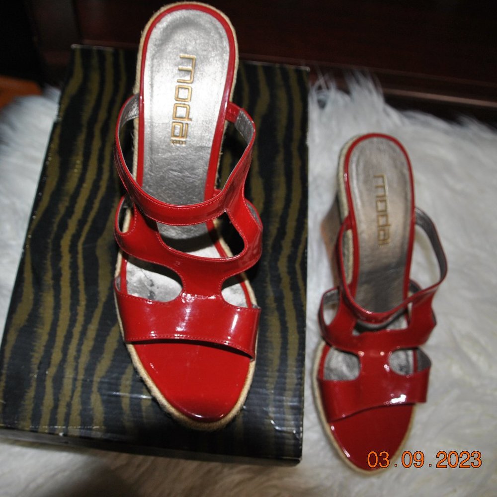 Moda Red Wedges